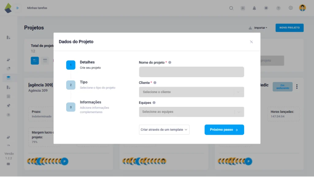 Tela de criação de projeto no TaskRush com campos preenchidos: nome do projeto, cliente e equipe selecionada. Mostra a opçao de criar um projeto com base em um template. Interface exibe etapas do processo: Detalhes, Tipo e Informações.