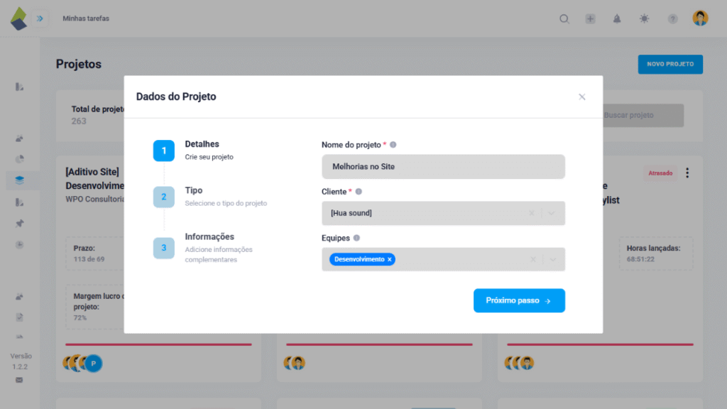 Tela de criação de projeto no TaskRush com campos preenchidos: nome do projeto, cliente e equipe  selecionada. Mostra a opçao de criar um projeto com base em um template. Interface exibe etapas do processo: Detalhes, Tipo e Informações.