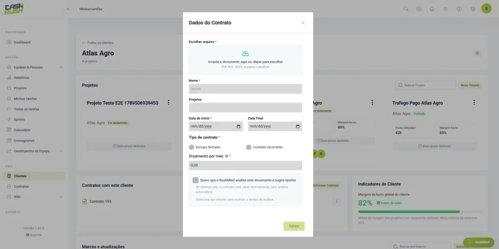 Tela de cadastro de contrato no TaskRush com upload de arquivo, projeto, datas, tipo de contrato, orçamento mensal e análise pelo RushMind.