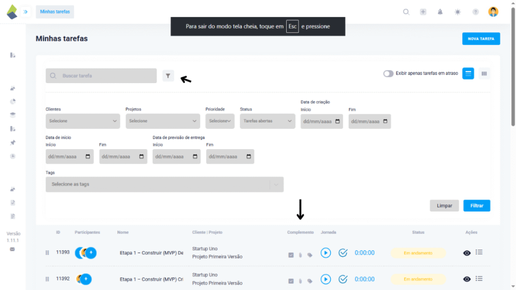 Interface da tela "Minhas Tarefas" no TaskRush, com filtros avançados visíveis na parte superior para buscar tarefas por cliente, projeto, prioridade, status, datas e tags. Ícones indicam tarefas com checklist, anexos ou tags. Duas tarefas listadas com status "Em andamento" e tempo registrado em zero.