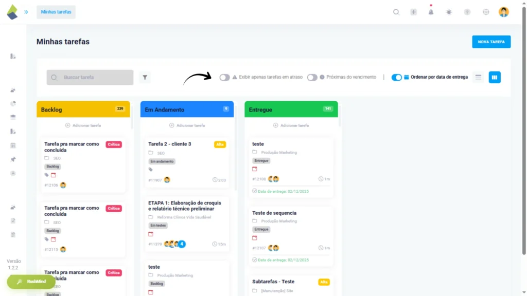 Tela ‘Minhas tarefas’ do TaskRush em visualização Kanban, com seta destacando os filtros do topo: Exibir apenas tarefas em atraso, Próximas do vencimento e Ordenar por data de entrega.