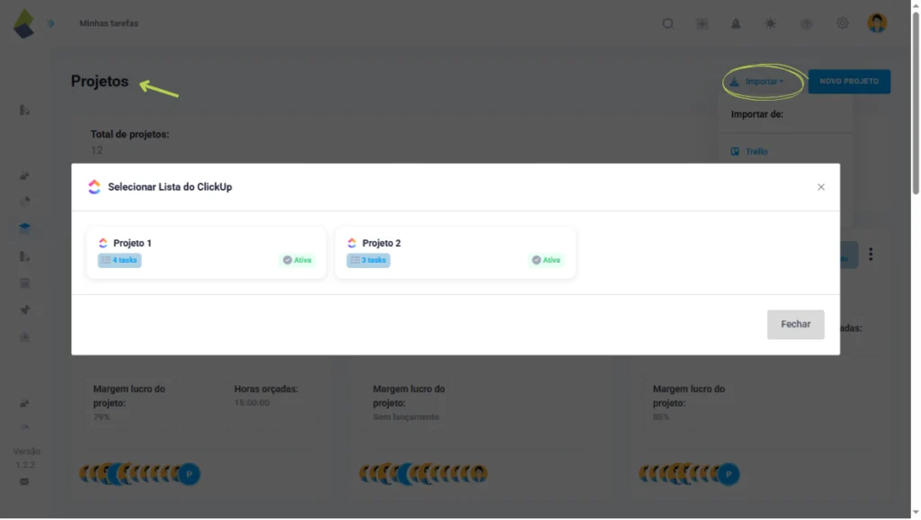 Tela de projetos do TaskRush mostrando o botão 'Importar' no canto superior direito. O menu suspenso exibe a opção de integração com o ClickUp. No centro, a janela 'Selecionar Lista do ClickUp' apresenta os projetos 'Projeto 1' com 4 tarefas ativas e 'Projeto 2' com 3 tarefas ativas