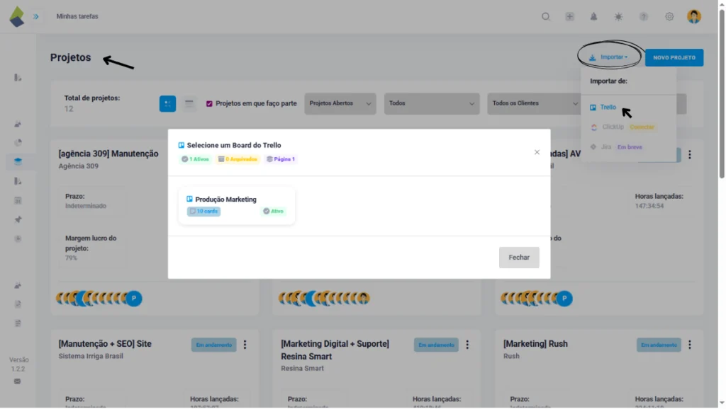 Tela de projetos do TaskRush mostrando o botão 'Importar' no canto superior direito. O menu suspenso exibe a opção de integração com o Trello. No centro, a janela 'Selecione um Board do Trello' apresenta o board 'Produção Marketing' com 10 cartões ativos