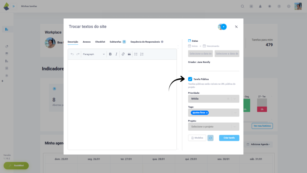 Modal de criação/edição de tarefa no TaskRush, com a opção “Tarefa Pública” marcada no painel lateral direito, destacada por uma seta, indicando que a tarefa ficará visível na URL pública do projeto e no Kanban do Portal do Cliente.
