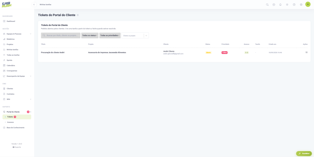 Tela de tickets do Portal do Cliente no TaskRush com projeto, cliente, status, prioridade, anexos e ações da solicitação.